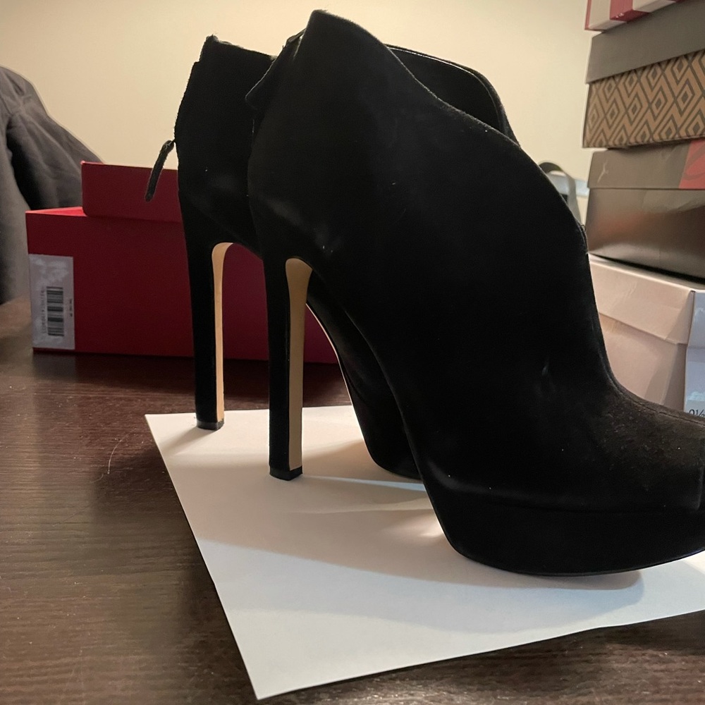 Nine West platform people toe booties